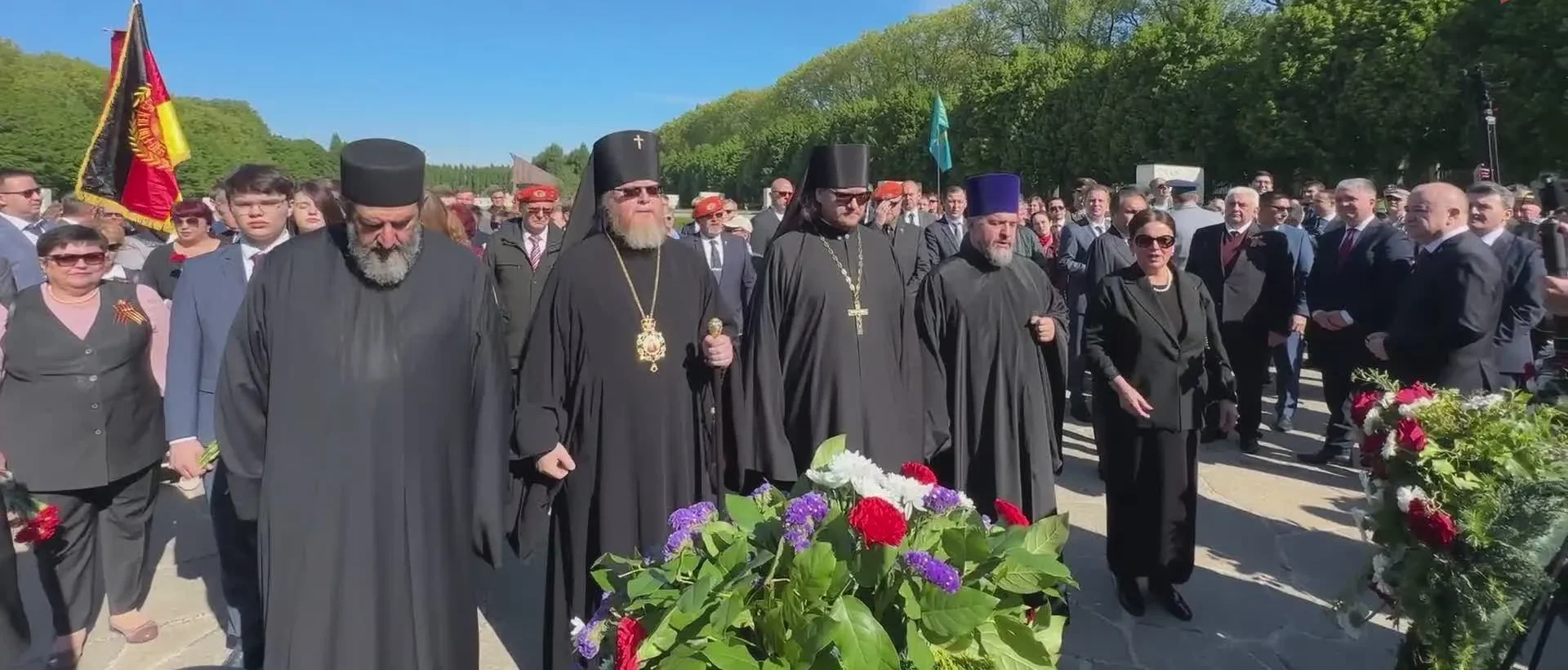 В Берлине возложили венки и живые цветы на советском мемориале в День Победы В Берлине возложили венки и живые цветы на советском мемориале в День Победы