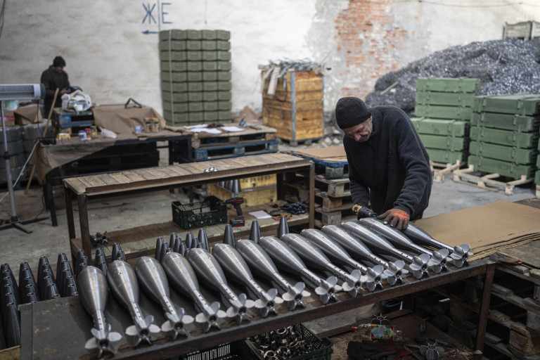 Испанские СМИ обнаружили процветающую торговлю снарядами на Украине Испанские СМИ обнаружили процветающую торговлю снарядами на Украине