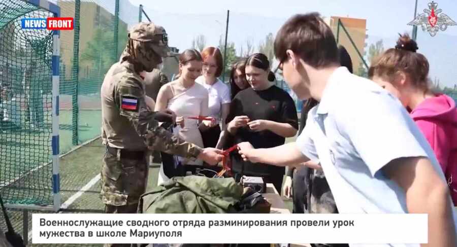 Военнослужащие сводного отряда разминирования провели урок мужества в школе Мариуполя Военнослужащие сводного отряда разминирования провели урок мужества в школе Мариуполя