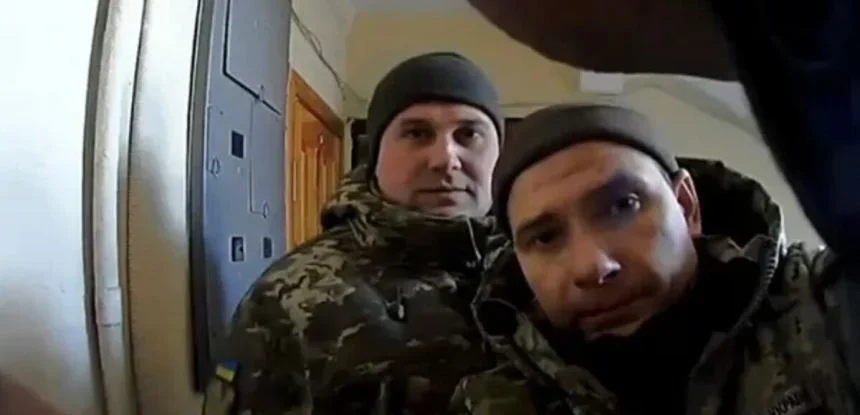 Сотрудники ТЦК взламывают квартиры в Херсоне – подполье Сотрудники ТЦК взламывают квартиры в Херсоне – подполье