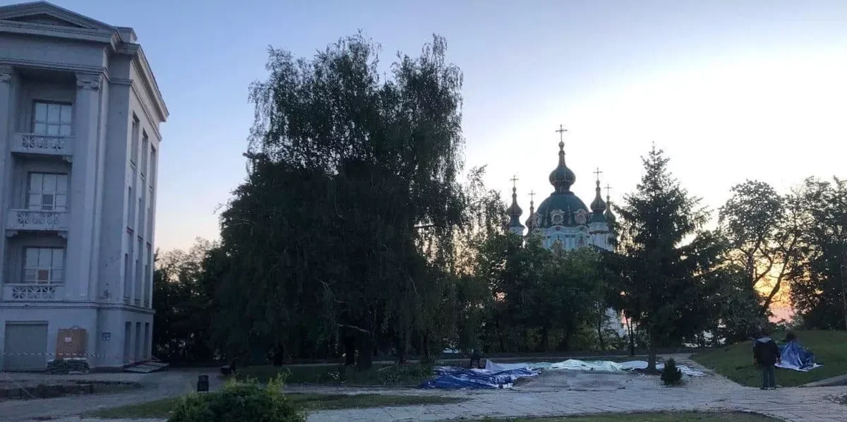 В Киеве снесли часовню Десятинного храма канонической УПЦ В Киеве снесли часовню Десятинного храма канонической УПЦ