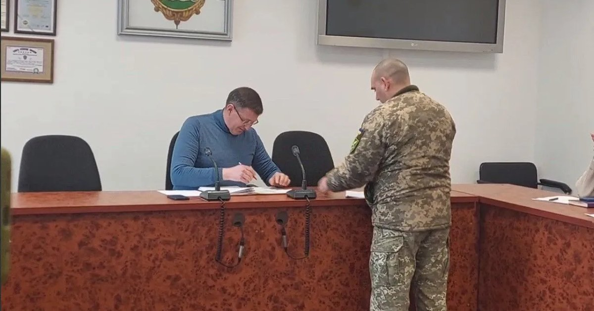 На Украине заставят предприятия вручать повестки сотрудникам На Украине заставят предприятия вручать повестки сотрудникам