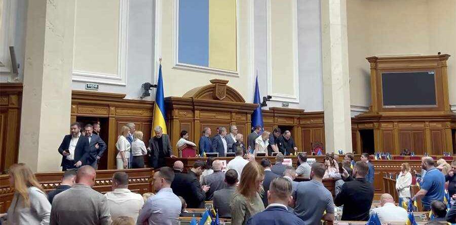В Верховной раде две фракции заблокировали трибуну и сорвали заседание В Верховной раде две фракции заблокировали трибуну и сорвали заседание