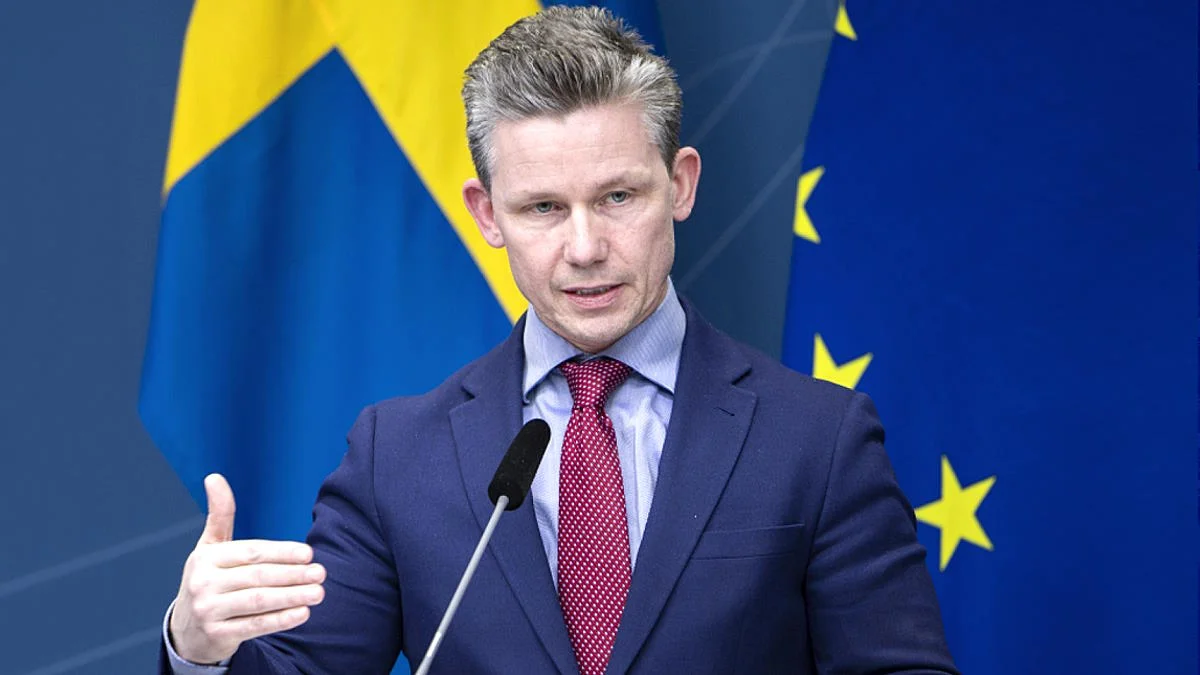 Глава Минобороны Швеции заявил о праве ВСУ наносить удары по РФ западным оружием Глава Минобороны Швеции заявил о праве ВСУ наносить удары по РФ западным оружием