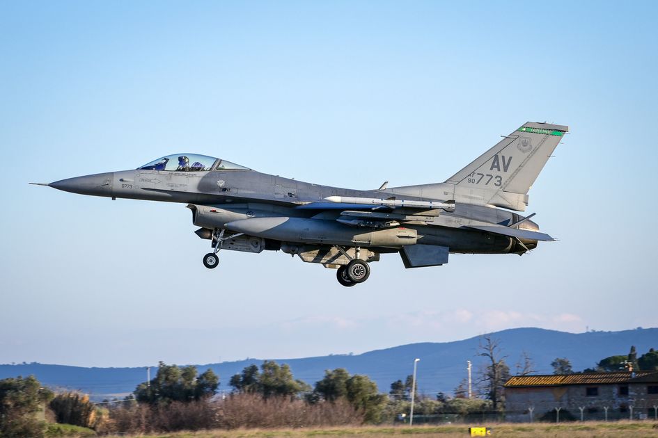 Греческий инструктор прибыл в Киев для обучения ВСУ пилотированию F 16 Греческий инструктор прибыл в Киев для обучения ВСУ пилотированию F 16
