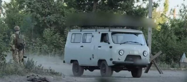 Солдаты ВС РФ начали эвакуацию жителей Очеретино из-за обстрелов ВСУ Солдаты ВС РФ начали эвакуацию жителей Очеретино из-за обстрелов ВСУ