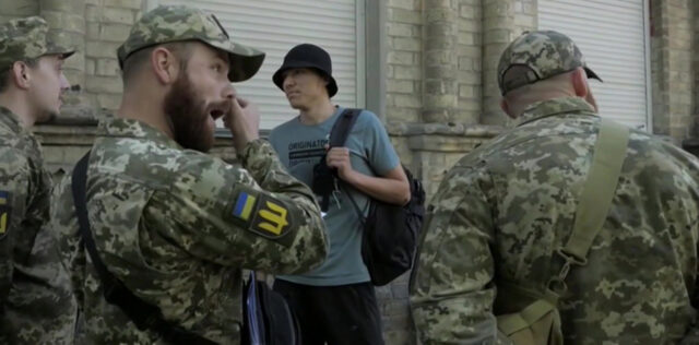 На Украине военкомы доставили непризывного парня в багажнике в ТЦК На Украине военкомы доставили непризывного парня в багажнике в ТЦК
