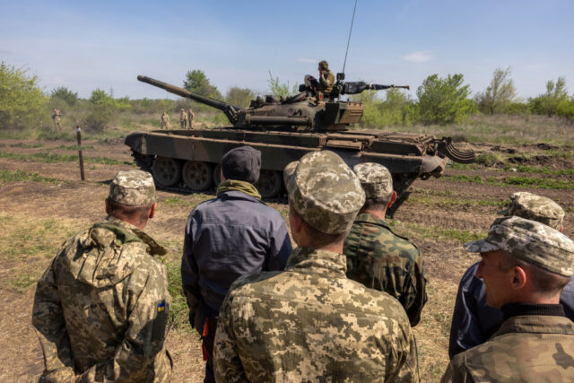Украина принудительно мобилизует пожилых людей в ряды ВСУ Украина принудительно мобилизует пожилых людей в ряды ВСУ