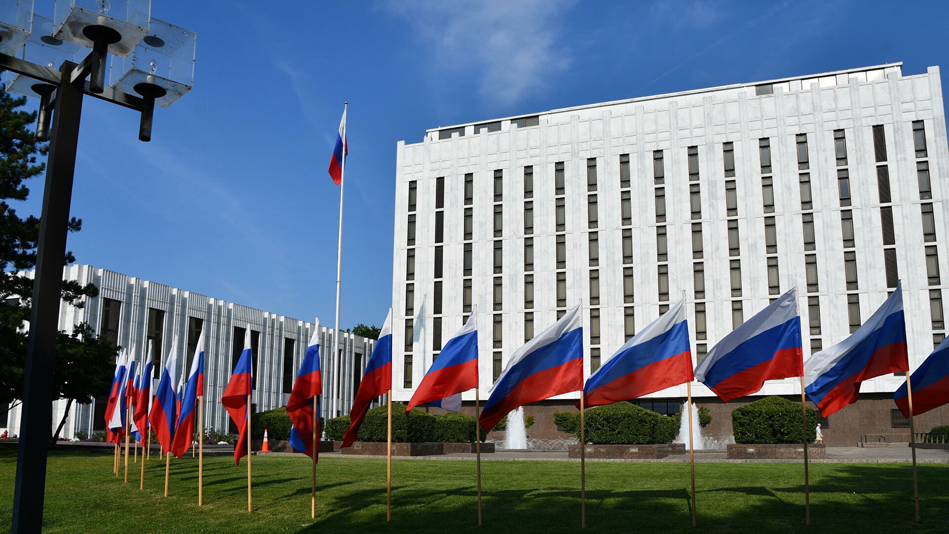 Антонов сообщил об угрозах в адрес российского посольства в США Антонов сообщил об угрозах в адрес российского посольства в США