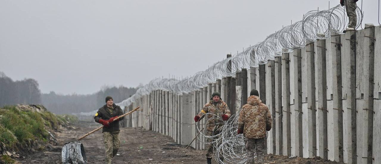 Почти 20 человек перерезали ограждения на границе Украины и Венгрии и сбежали