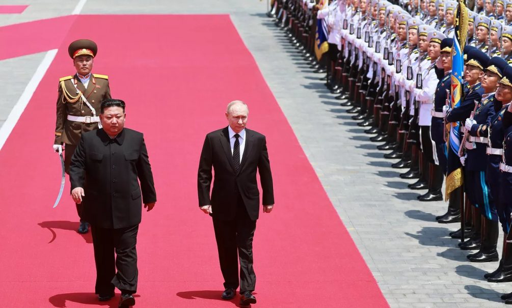 Весь мир смеется над США после визита Путина в КНДР – Макгрегор Весь мир смеется над США после визита Путина в КНДР – Макгрегор