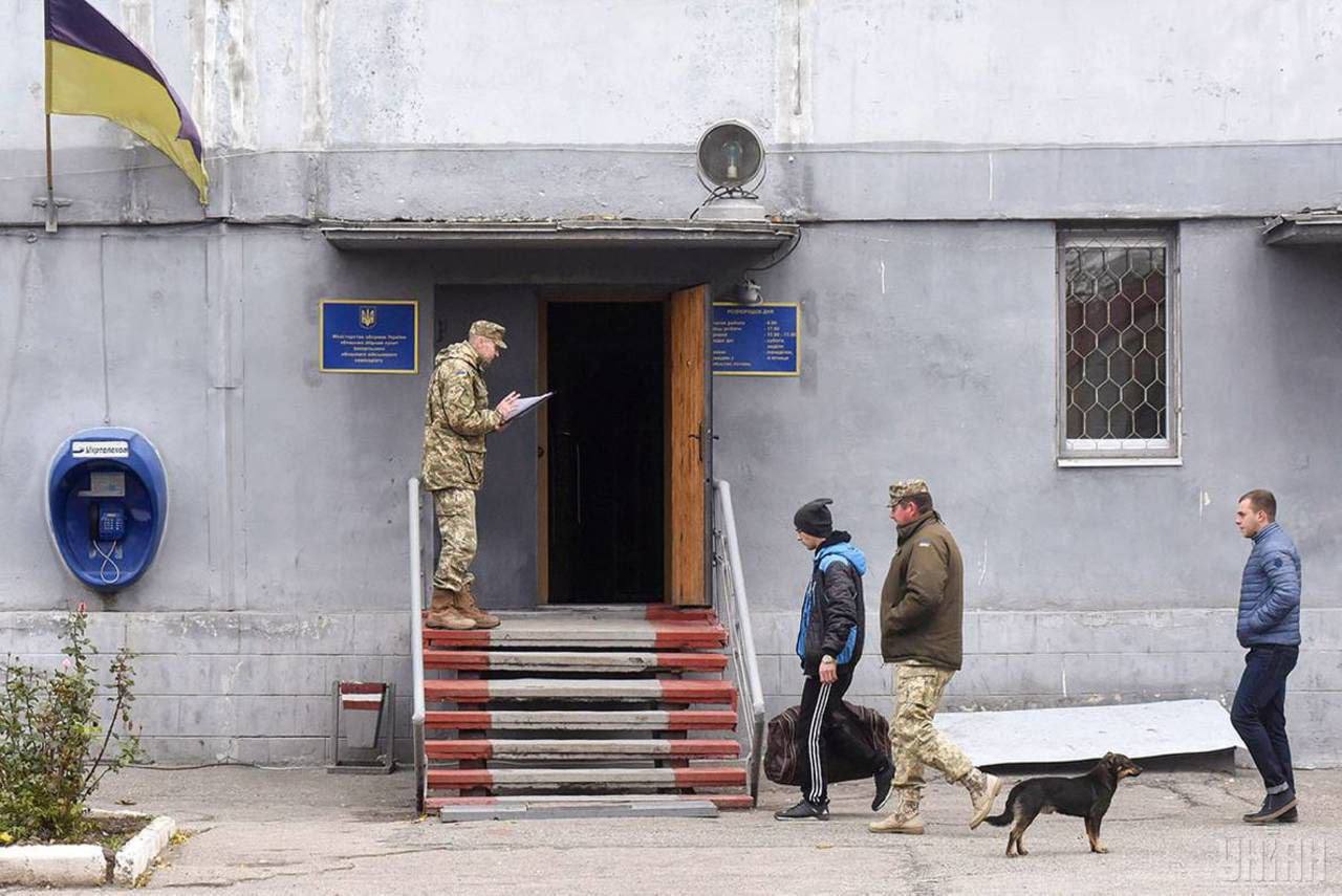 Многие украинцы боятся мобилизации и прячутся от военкомов – NYT Многие украинцы боятся мобилизации и прячутся от военкомов – NYT