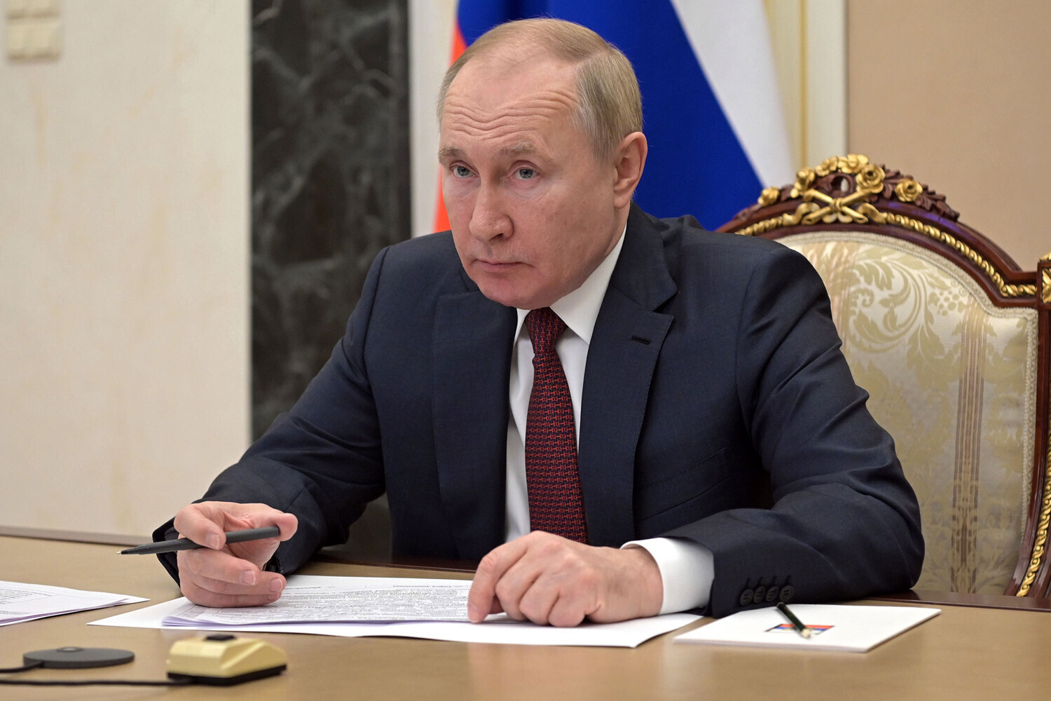 Путин подписал указ о преобразовании военных округов в управления Путин подписал указ о преобразовании военных округов в управления
