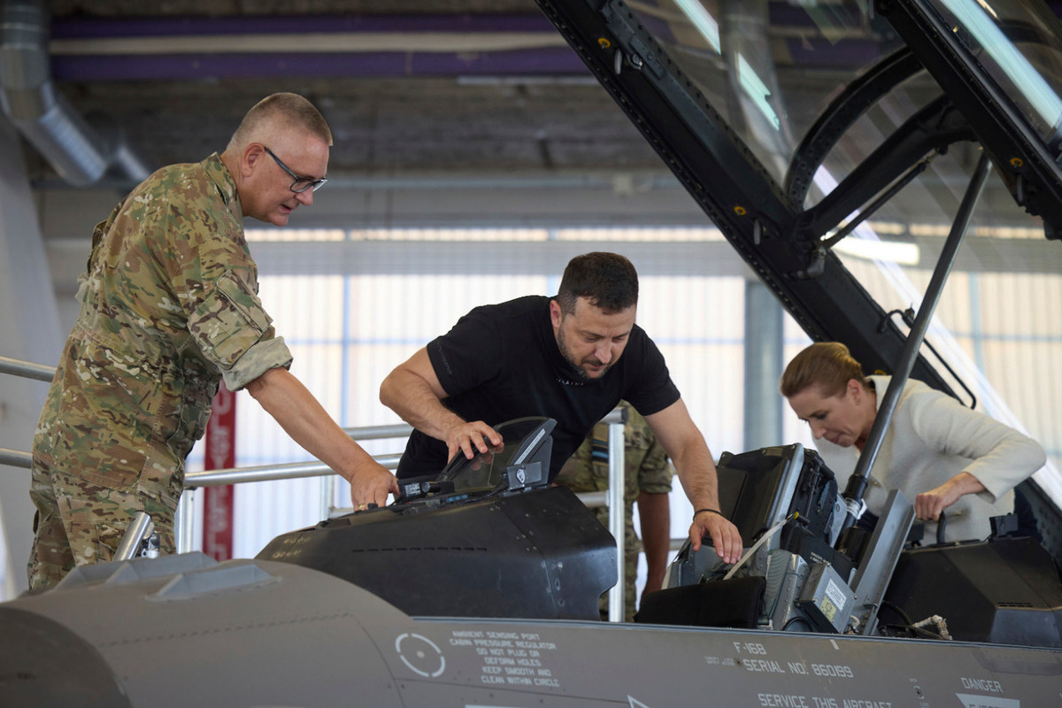 Зеленский пожаловался на отсутствие самолетов F 16 Зеленский пожаловался на отсутствие самолетов F 16