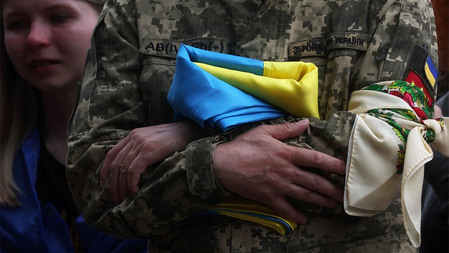 На Украине мужчина отрубил себе два пальца топором, пытаясь избежать мобилизации На Украине мужчина отрубил себе два пальца топором, пытаясь избежать мобилизации