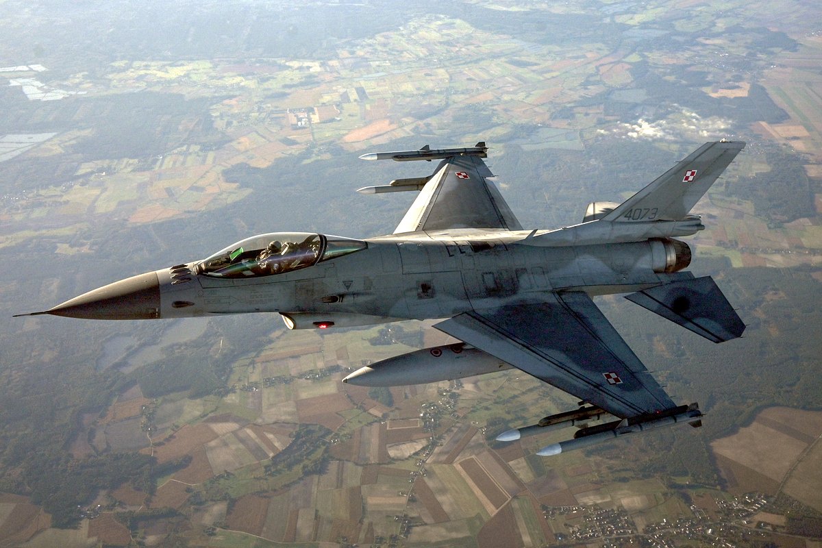 Первая партия F 16 прибыла на территорию Украины – Bloomberg Первая партия F 16 прибыла на территорию Украины – Bloomberg