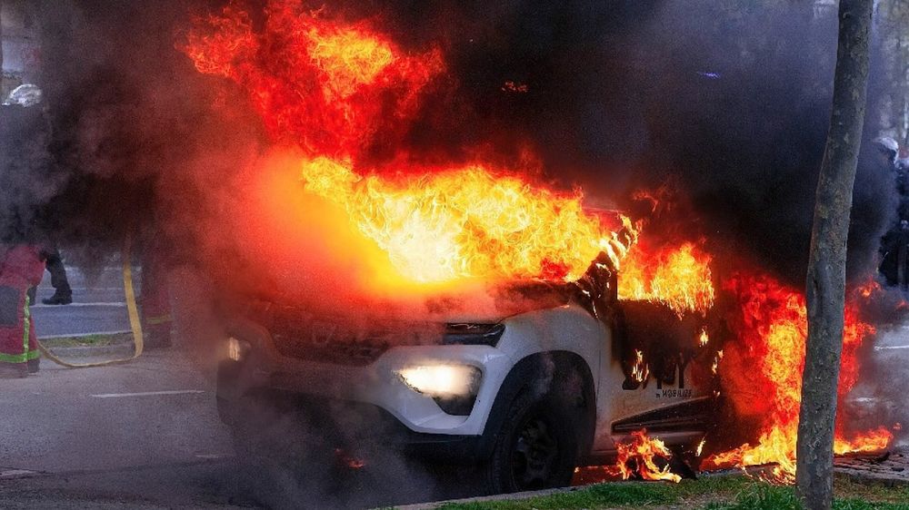 В Киеве неизвестные подожгли три машины украинских военных – «Страна» В Киеве неизвестные подожгли три машины украинских военных – «Страна»