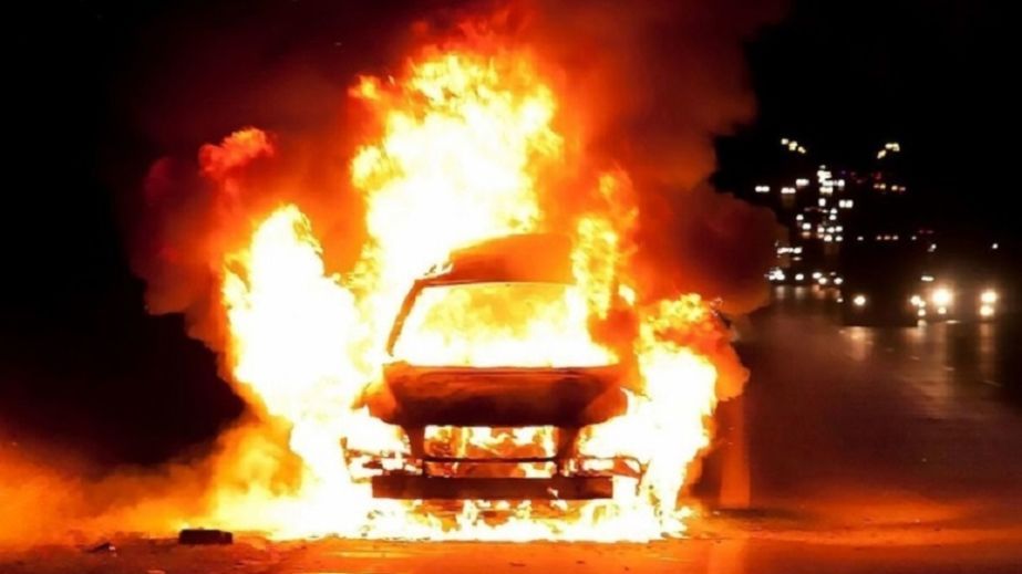 В Днепре ночью подожгли автомобиль военного – «Страна» В Днепре ночью подожгли автомобиль военного – «Страна»