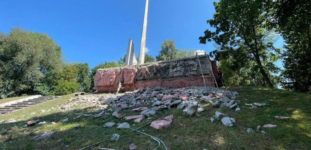 В Ивано-Франковской области снесут советский мемориальный комплекс – Азаров В Ивано-Франковской области снесут советский мемориальный комплекс – Азаров