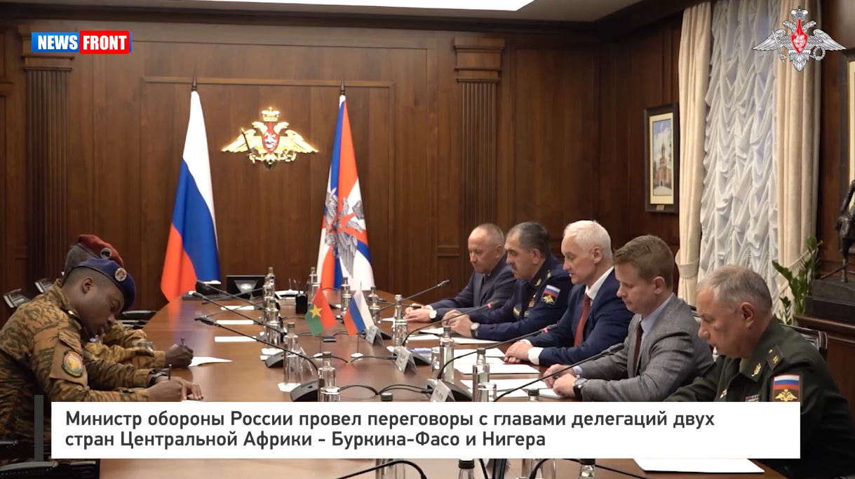 Министр обороны России провел переговоры с главами делегаций двух стран Центральной Африки Министр обороны России провел переговоры с главами делегаций двух стран Центральной Африки