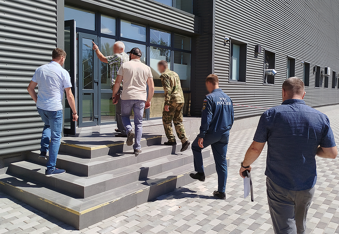 Сотрудники Росгвардии проверяют защищенность социальных объектов Запорожской области Сотрудники Росгвардии проверяют защищенность социальных объектов Запорожской области
