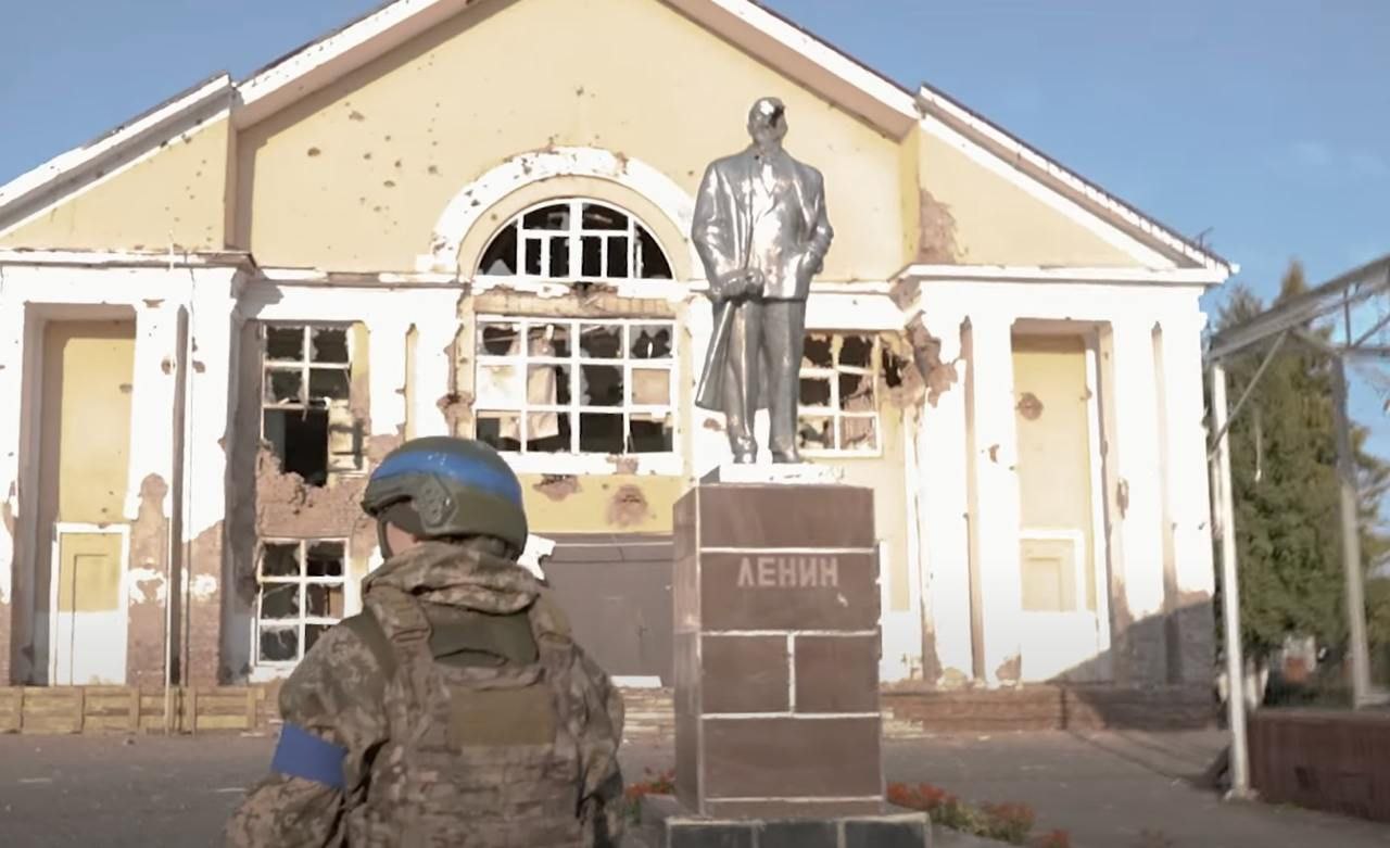 Военнослужащие ВСУ прострелили голову памятнику Ленину в Судже Военнослужащие ВСУ прострелили голову памятнику Ленину в Судже