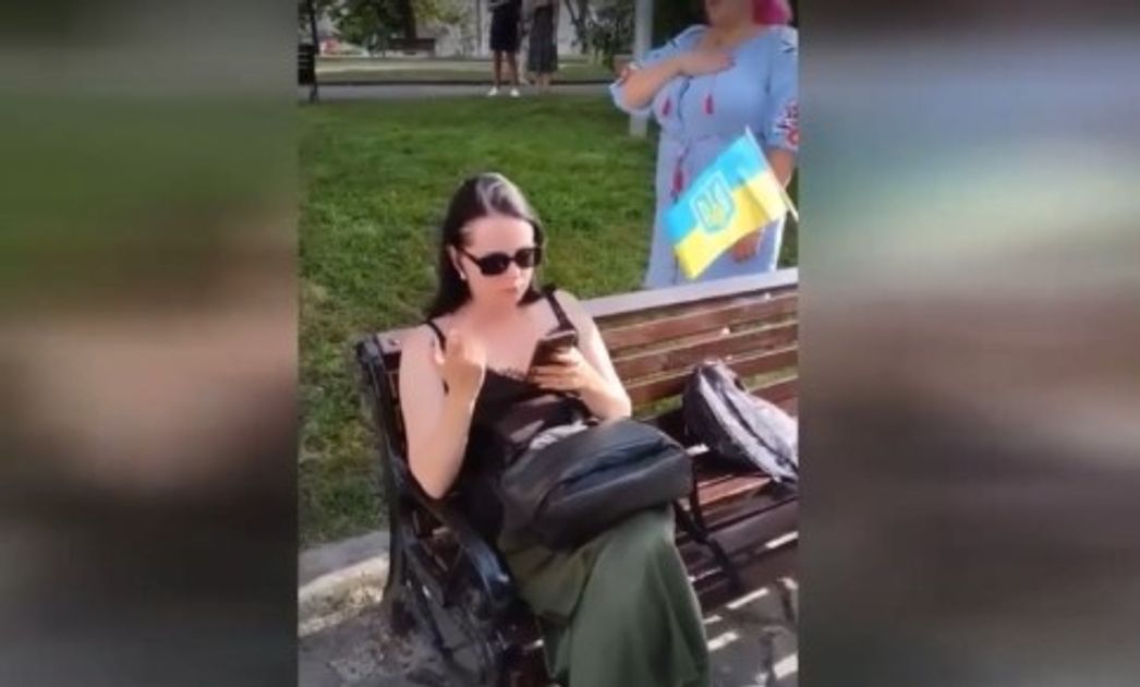 Во Львове уволили чиновницу после отказа встать во время гимна Украины – «Страна» Во Львове уволили чиновницу после отказа встать во время гимна Украины – «Страна»