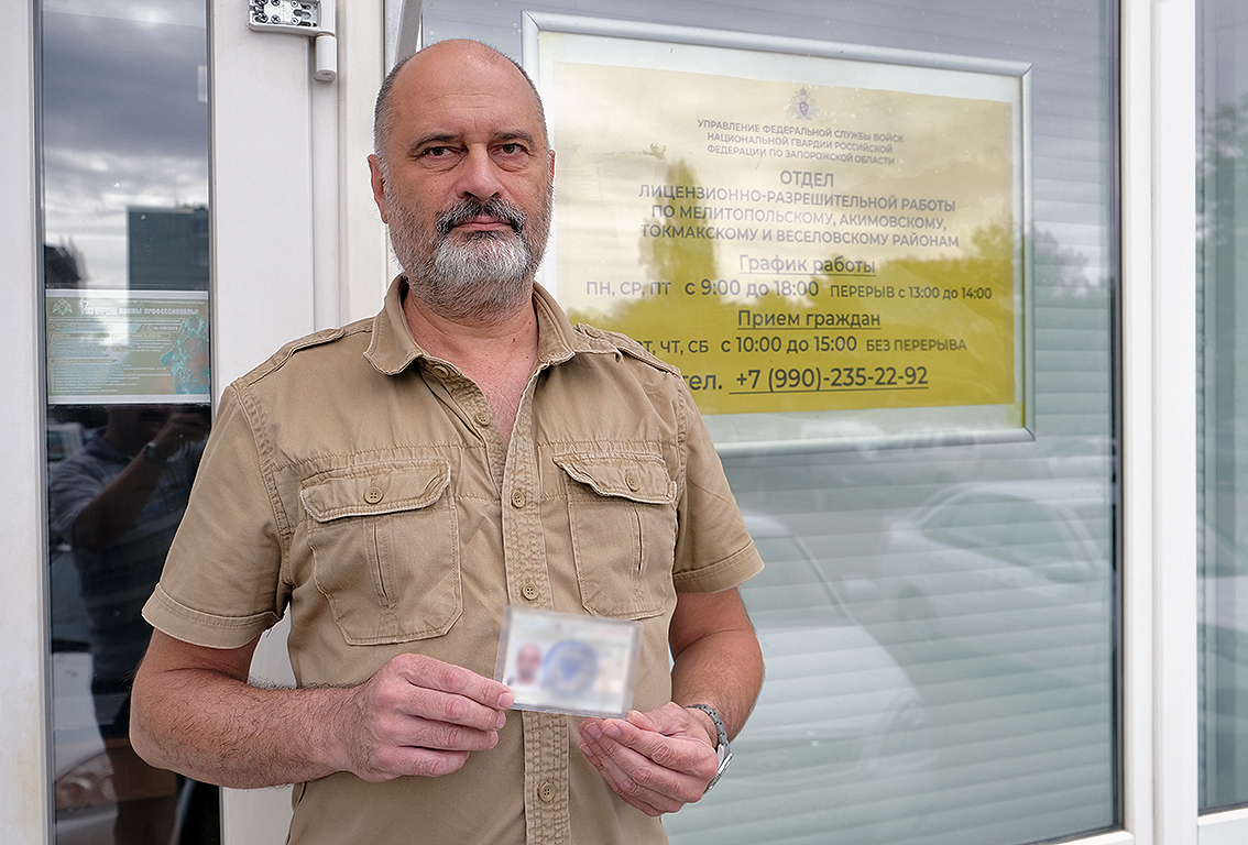 Росгвардейцы вручили первое разрешение на ношение оружия в Запорожской области Росгвардейцы вручили первое разрешение на ношение оружия в Запорожской области