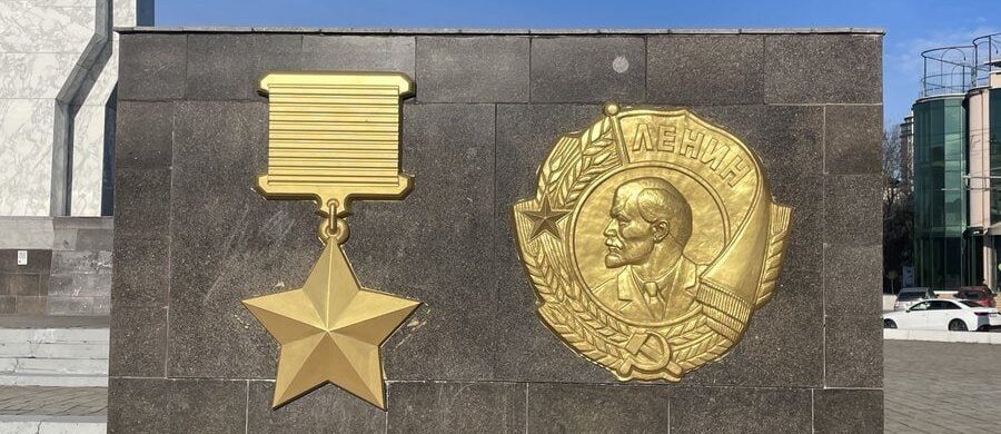 Украинские неонацисты вновь предприняли попытку сноса ордена Ленина Украинские неонацисты вновь предприняли попытку сноса ордена Ленина