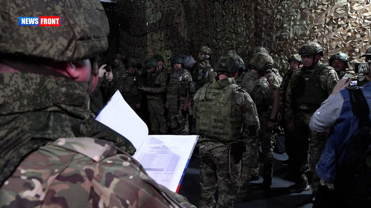 Добровольцам отряда «Барс» на передовой вручили ордена и медали Добровольцам отряда «Барс» на передовой вручили ордена и медали