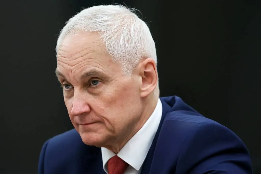 Военкоры передали министру обороны всё, что просили передать наши бойцы и их семьи Военкоры передали министру обороны всё, что просили передать наши бойцы и их семьи