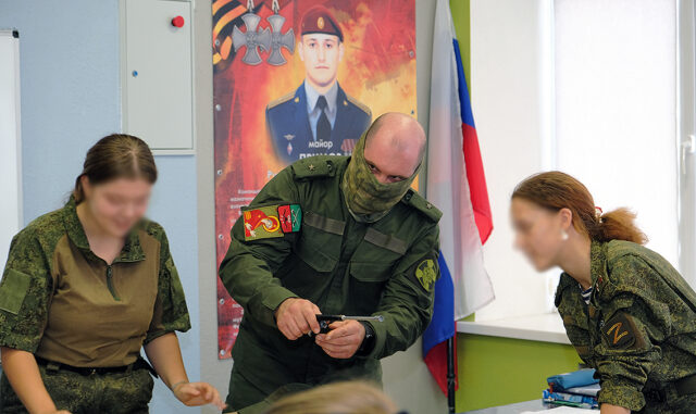 В Мелитополе офицер Росгвардии преподает новый предмет школьной программы В Мелитополе офицер Росгвардии преподает новый предмет школьной программы