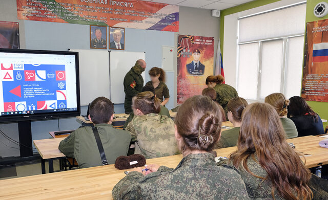 В Мелитополе офицер Росгвардии преподает новый предмет школьной программы В Мелитополе офицер Росгвардии преподает новый предмет школьной программы