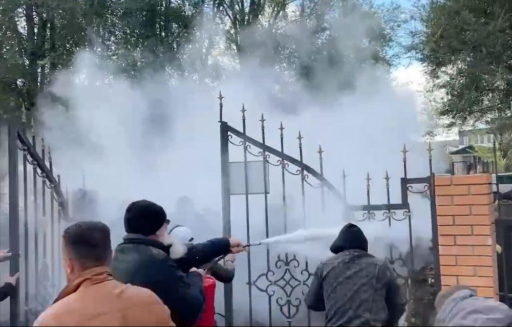 На Украине 12 человек госпитализировали после захвата храма УПЦ в Черкассах На Украине 12 человек госпитализировали после захвата храма УПЦ в Черкассах