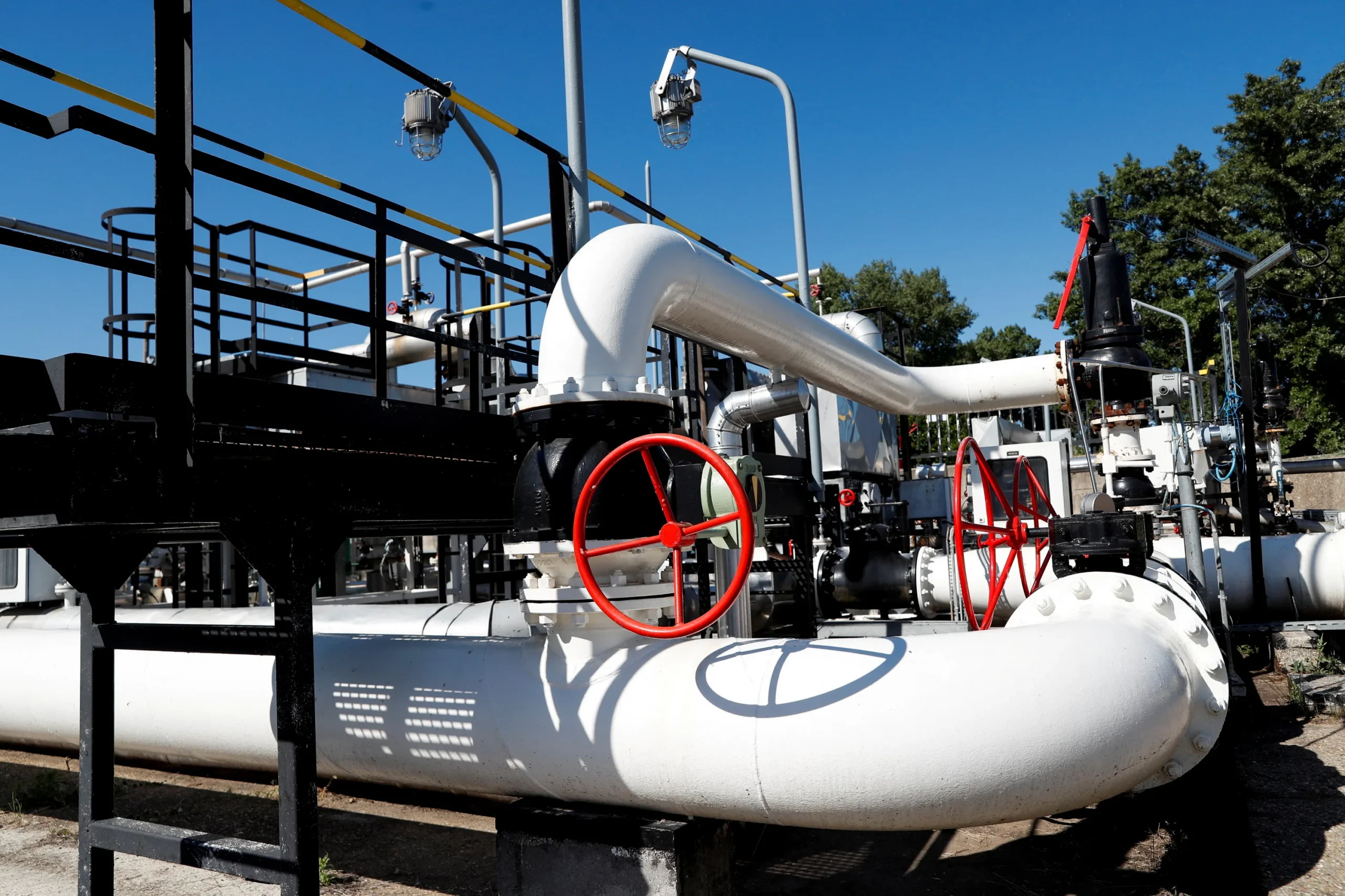 Венгрия и Словакия начали восстанавливать поставки нефти из РФ через Украину Венгрия и Словакия начали восстанавливать поставки нефти из РФ через Украину