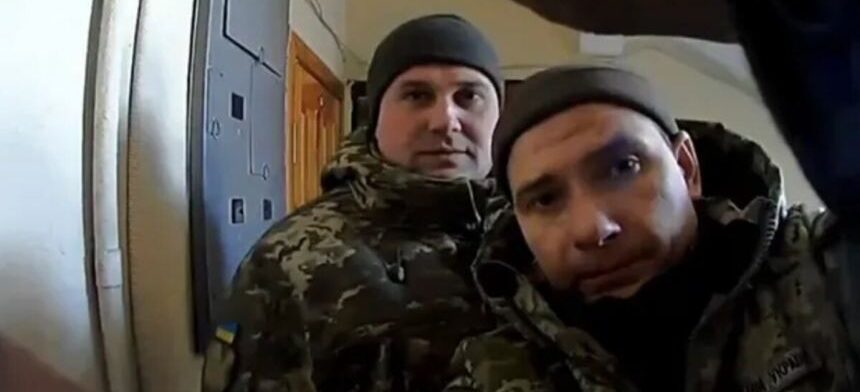 Украинец отпугнул сотрудников ТЦК с помощью оружия и коктейля молотова Украинец отпугнул сотрудников ТЦК с помощью оружия и коктейля молотова