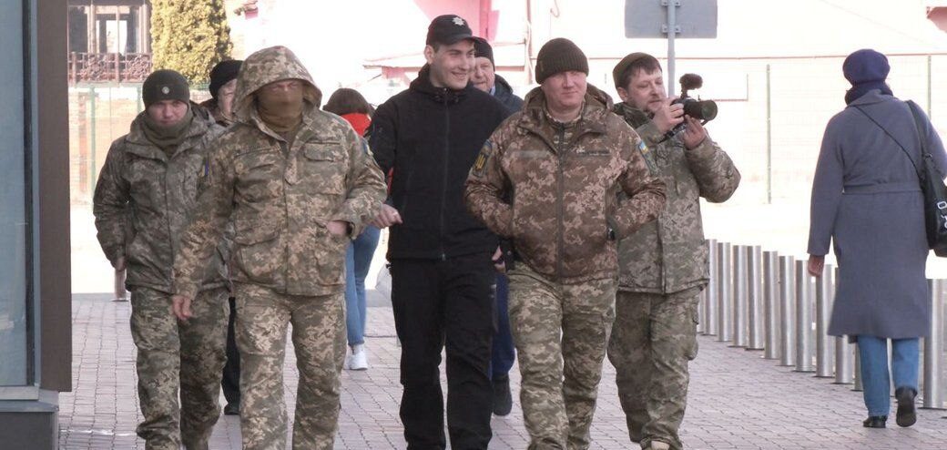 На Украине сотрудники ТЦК похитители мужчину и держат в подвале На Украине сотрудники ТЦК похитители мужчину и держат в подвале