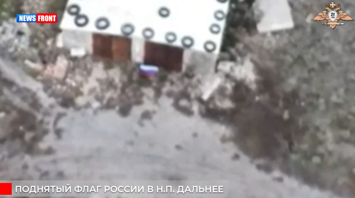 Российские военные подняли флаг РФ в населенном пункте Дальнее Российские военные подняли флаг РФ в населенном пункте Дальнее