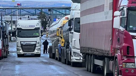 Польские фермеры заблокировали движение грузовиков на границе с Украиной Польские фермеры заблокировали движение грузовиков на границе с Украиной