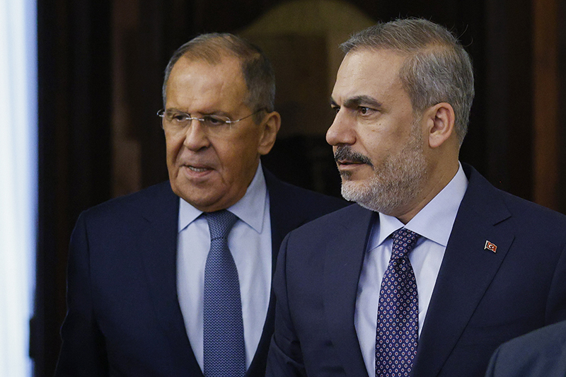 Лавров и глава МИД Турции обсудили обстановку в Сирии Лавров и глава МИД Турции обсудили обстановку в Сирии