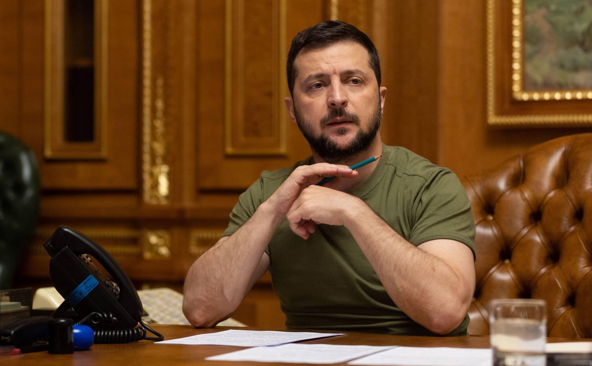 Зеленский тщетно пытается вернуть симпатии уставших от конфликта украинцев – NYT Зеленский тщетно пытается вернуть симпатии уставших от конфликта украинцев – NYT