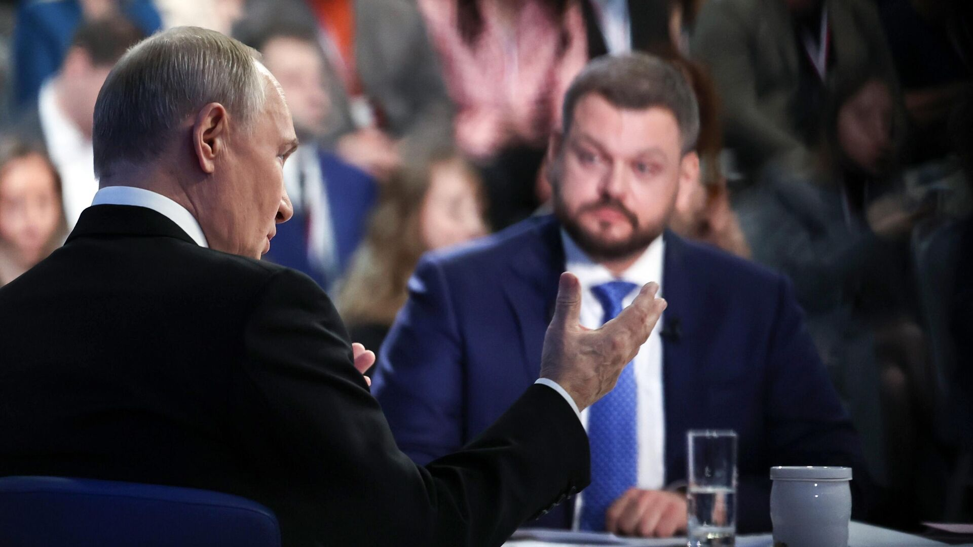 Почему прямая линия Владимира Путина приковала внимание всех западных СМИ? Почему прямая линия Владимира Путина приковала внимание всех западных СМИ?