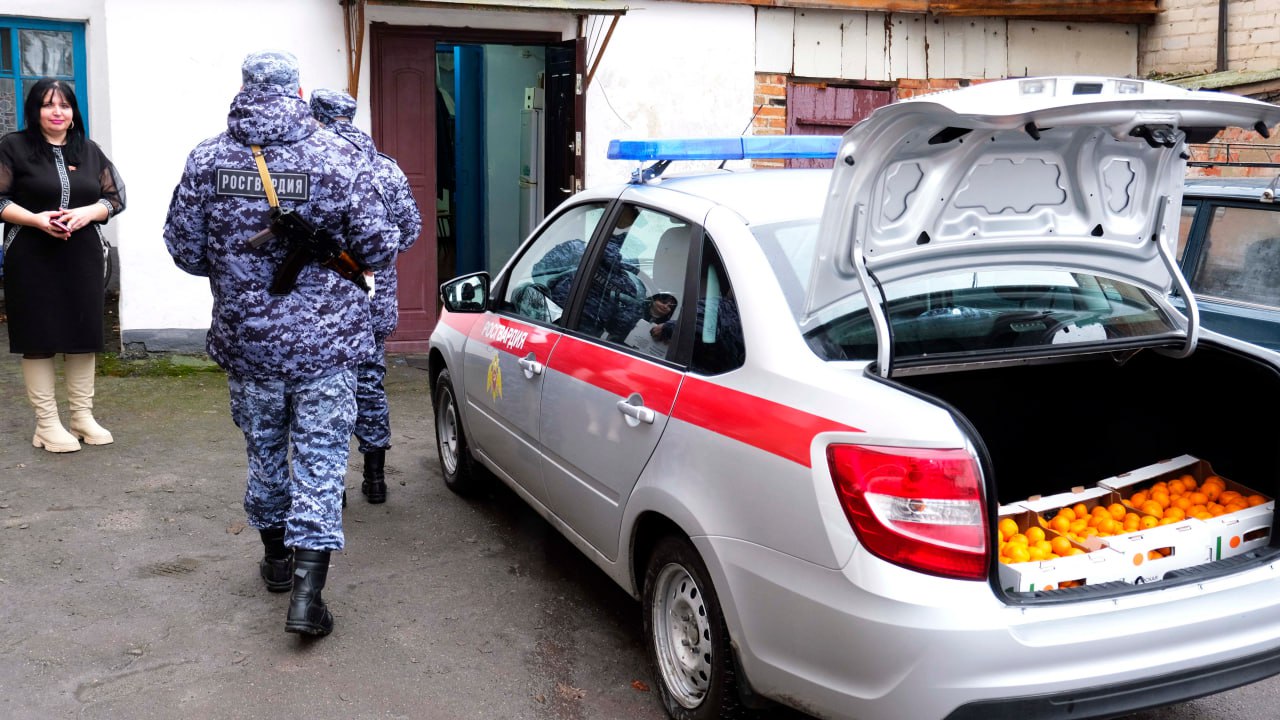 В Херсонской области росгвардейцы передали гуманитарную помощь в школу-интернат В Херсонской области росгвардейцы передали гуманитарную помощь в школу-интернат