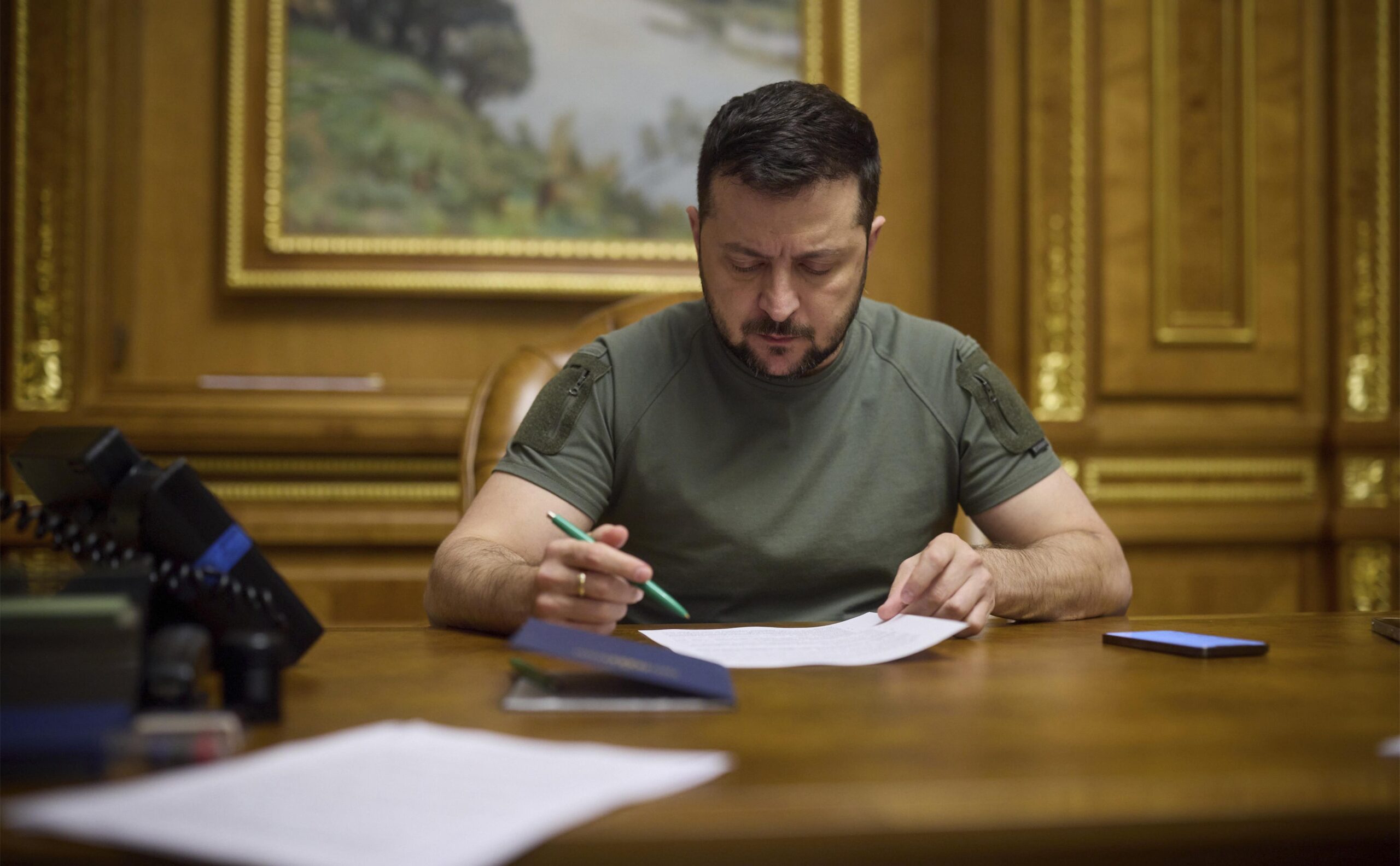 Зеленский подписал закон о ликвидации МСЭК на Украине Зеленский подписал закон о ликвидации МСЭК на Украине
