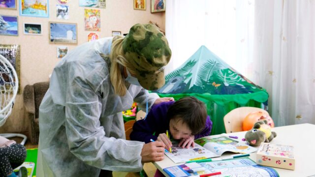 Гуманитарную помощь привезли росгвардейцы воспитанникам детского дома Херсонской области Гуманитарную помощь привезли росгвардейцы воспитанникам детского дома Херсонской области