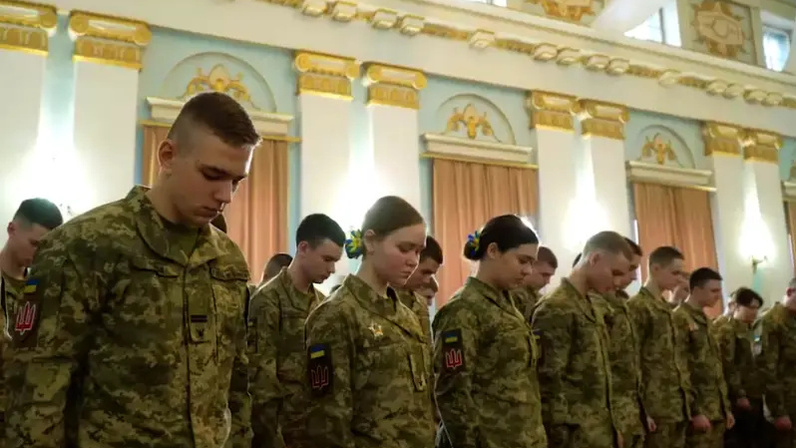 Зеленский хочет отправить на фронт преподавателей военных вузов Зеленский хочет отправить на фронт преподавателей военных вузов