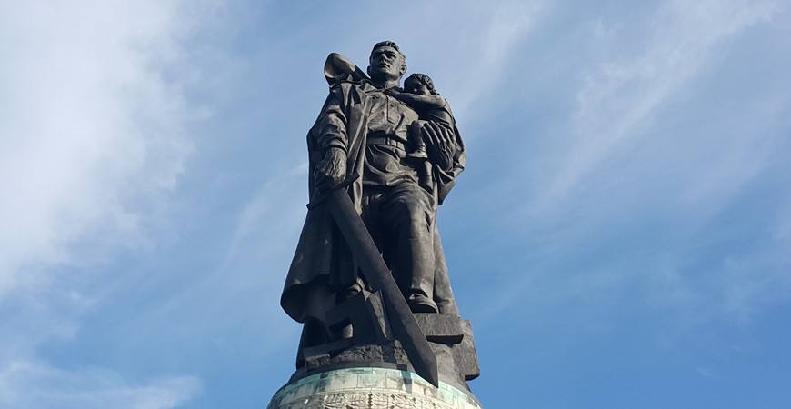 Юлия Витязева: Русский солдат ребенка не обидит Юлия Витязева: Русский солдат ребенка не обидит