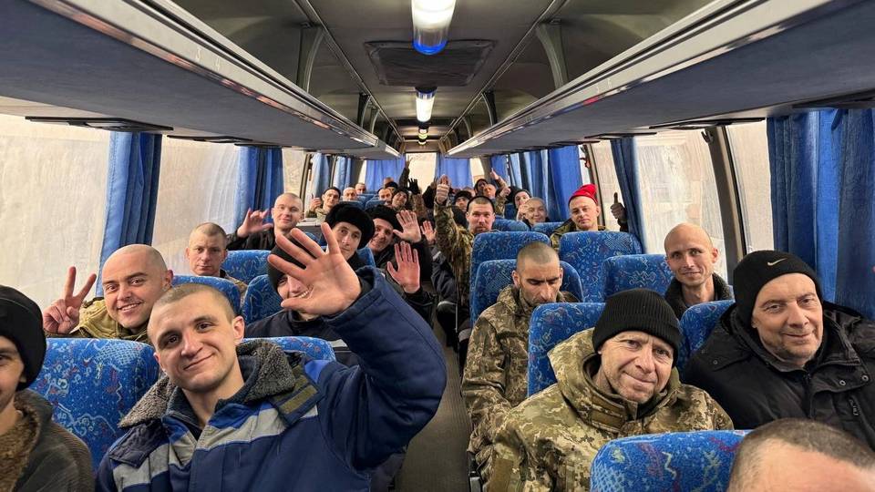 Россия и Украина обменялись пленными по формуле 150 на 150 Россия и Украина обменялись пленными по формуле 150 на 150