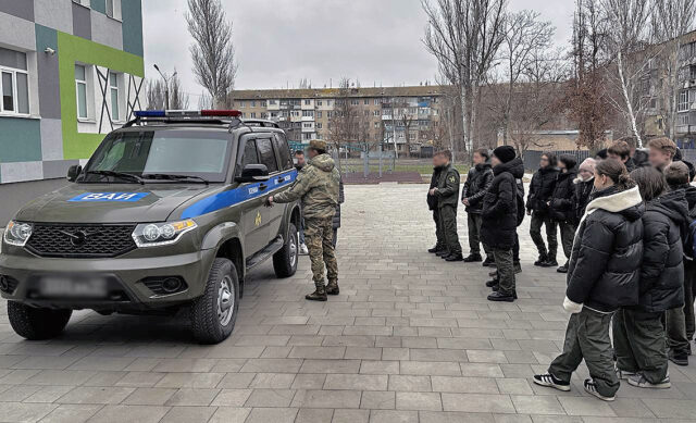 В Мелитополе военный автоинспектор Росгвардии встретился с учениками подшефных классов В Мелитополе военный автоинспектор Росгвардии встретился с учениками подшефных классов