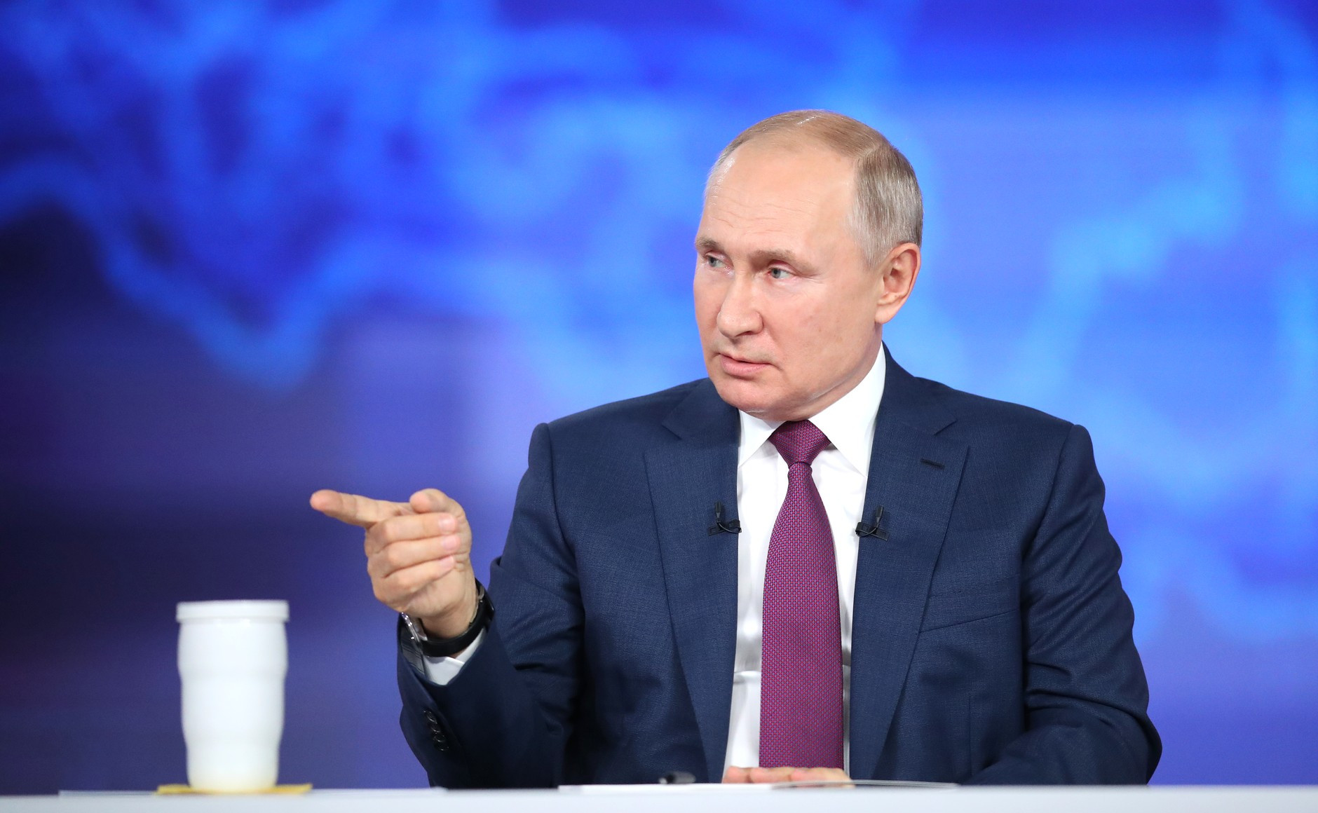 Путин потребовал обеспечить преимуществом отечественных производителей при возвращении западных компаний Путин потребовал обеспечить преимуществом отечественных производителей при возвращении западных компаний